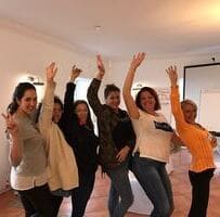 coaching-emocional-grupo-chicas-brazo-levantado