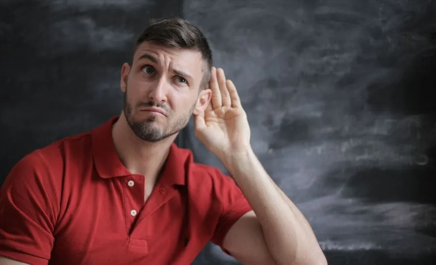 tener-siempre-la-razon-hombre-con-mano-en-oreja